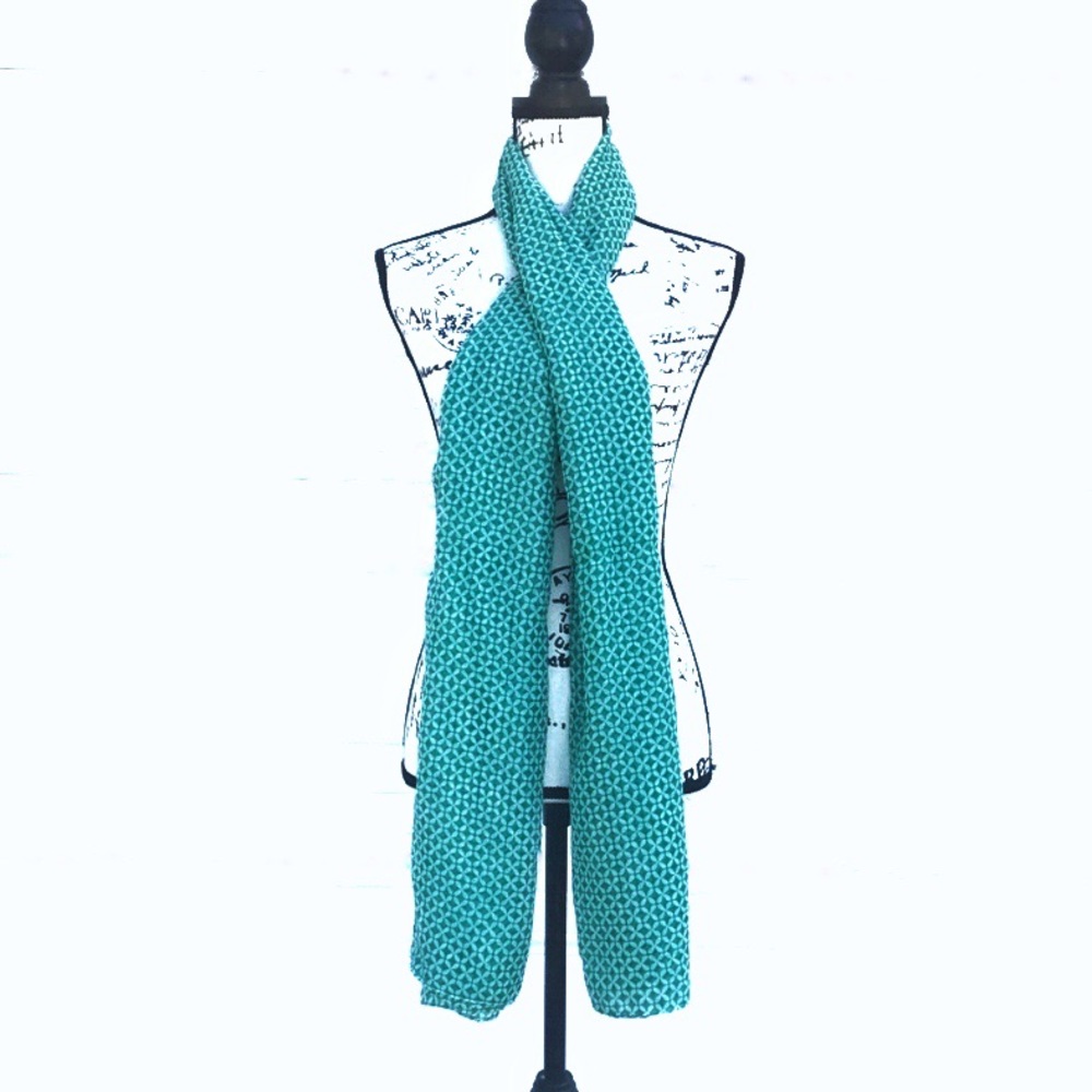 Green & white wide patterned scarf/wrap. Like new